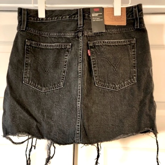 NWT LEVI'S High-rise Black Wash Denim Deconstructed Mini Jean Skirt 28 Medium - Picture 3 of 5